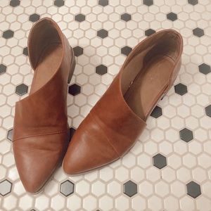 UNIVERSAL THREAD flats!!!